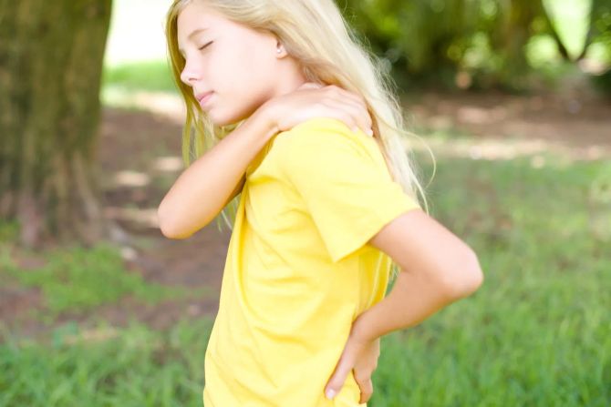 Mädchen mit Rückenschmerzen