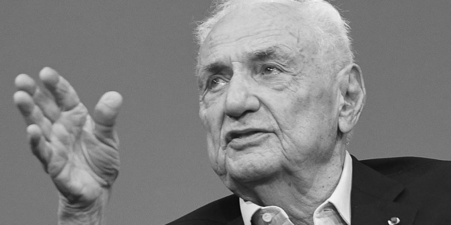 ARCHIV - Der Architekt und Designer Frank Gehry spricht während einer Pressekonferenz. Zuvor hatte Generalmusikdirektor Barenboim das Programm der ersten Spielzeit seiner Barenboim-Said Musikakademie vor. Foto: Soeren Stache/dpa (Archivbild)