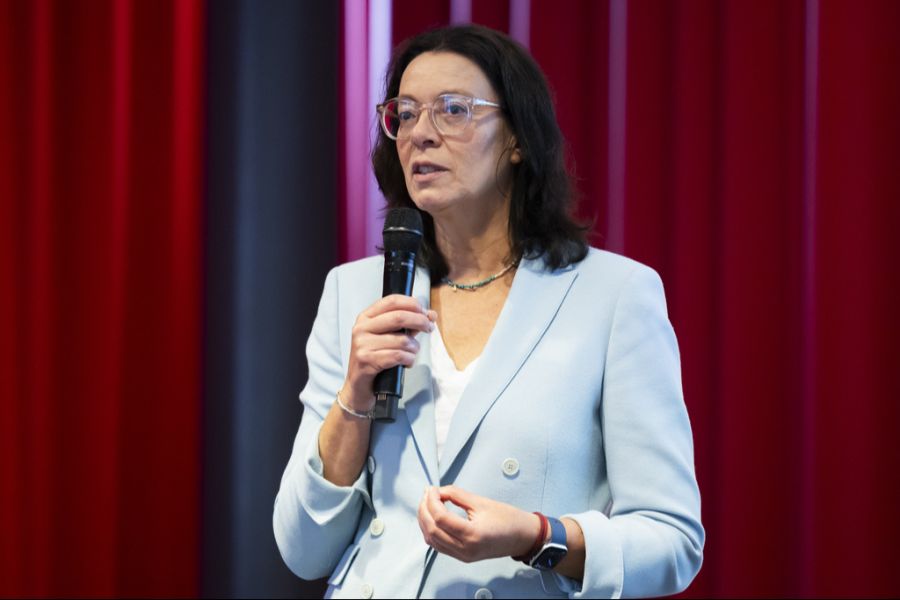 Auch die acht Mitglieder der Geschäftsleitung der SRG wie SRF-Direktorin Nathalie Wappler ...