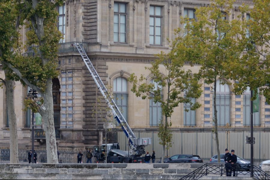 Über diese Leiter sind die Diebe ins Louvre eingedrungen.