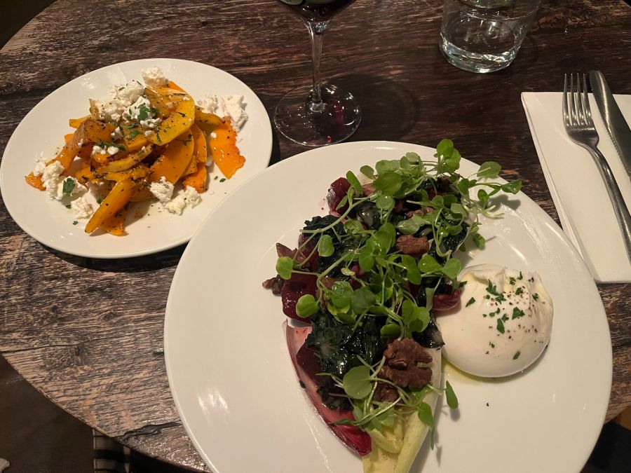 Gebratener Kürbis mit Feta, Burrata und frische rote Beete.