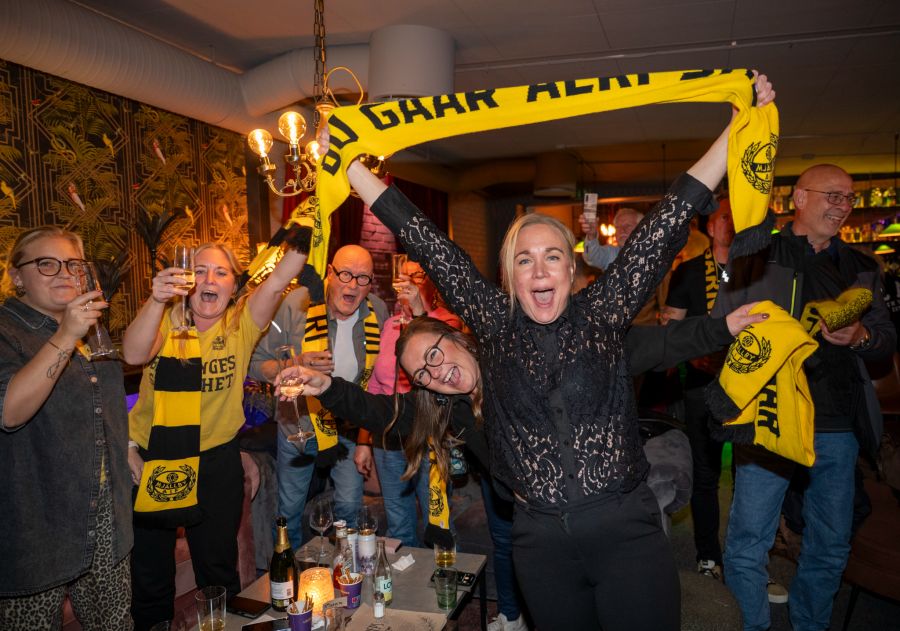 Auch die Fans jubeln nach dem Fussball-Wunder in Schweden.
