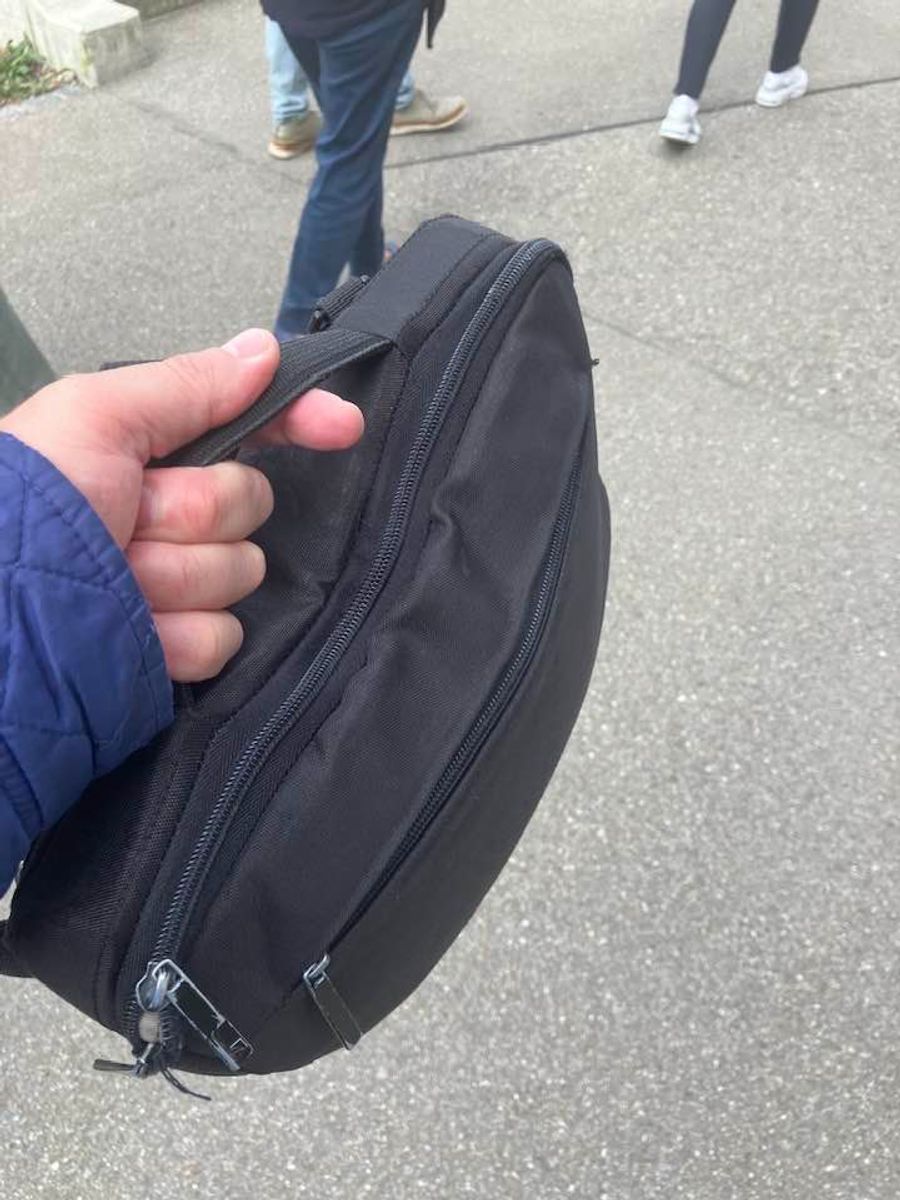 Mit dieser Tasche verteidigte sich Feuz gemäss eigenen Angaben.