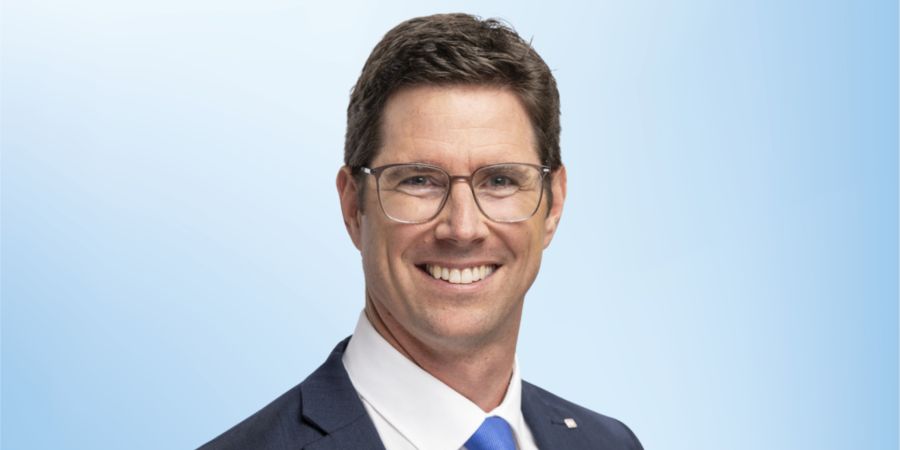 Porträtfoto Lars Guggisberg hellblau