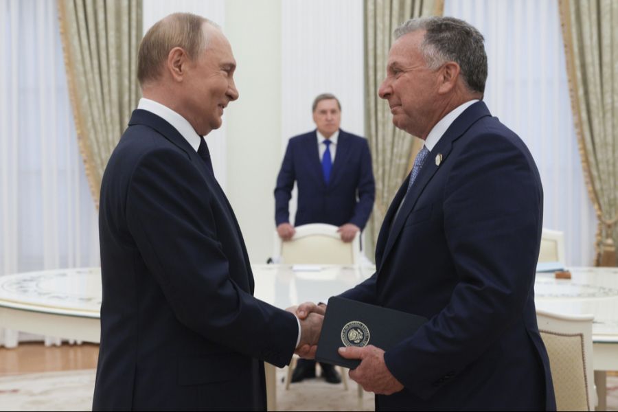 Witkoff (r.) traf Anfang August in Moskau auf Wladimir Putin. Dort soll es konkret im geheime Energie-Deals gegangen sein.