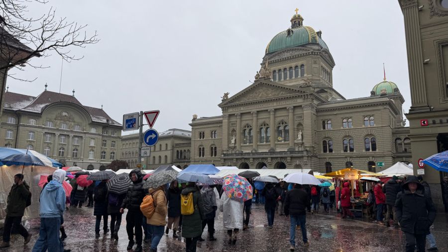 Trotz dem nasskalten Wetter zieht es die Leute an den Zibelemärit in Bern.