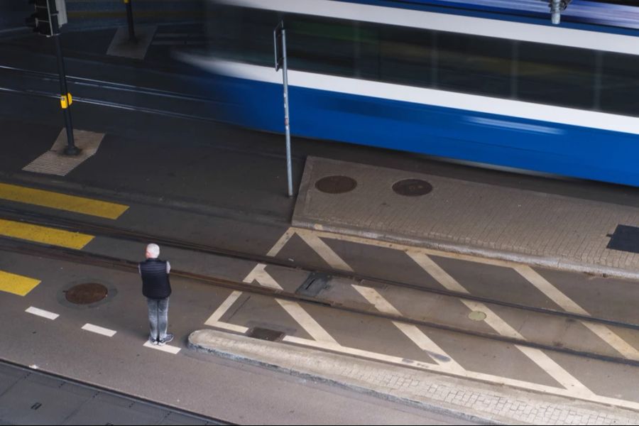 Für einen Ausbau der Schweizer ÖV- und Veloinfrastruktur sprechen sich 55 Prozent aus.