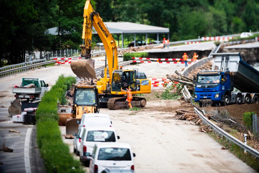 Im Juli soll eine provisorische Fahrbahn der A13 bei Lostallo wieder befahrbar sein.