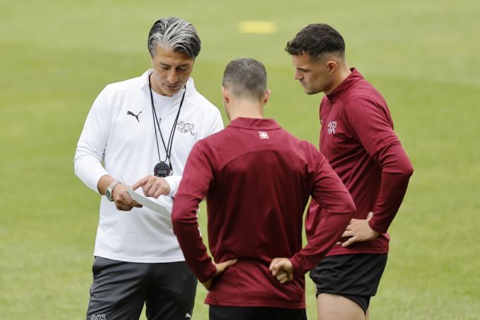 Trainer Murat Yakin bespricht sich im Rahmen der EM 2024 mit seinem Spieler Granit Xhaka (r.) und Remo Freuler. EM 2024