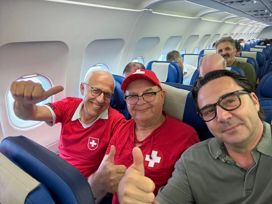 Gut gelaunte Nati-Fans im Flugzeug in Richtung Berlin. Mit dabei auch Nau.ch-Fussball-Chefreporter Mischi Wettstein (r.).