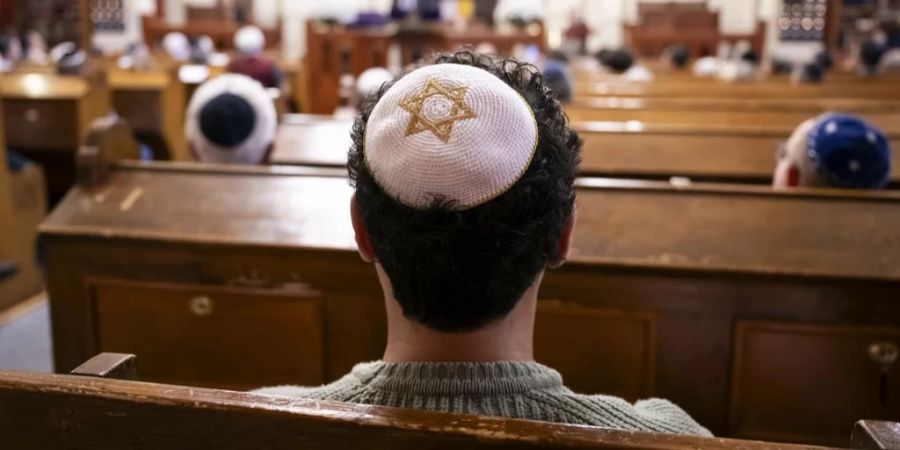 Er verbreitet unter anderem antisemitische Verschwörungstheorien.