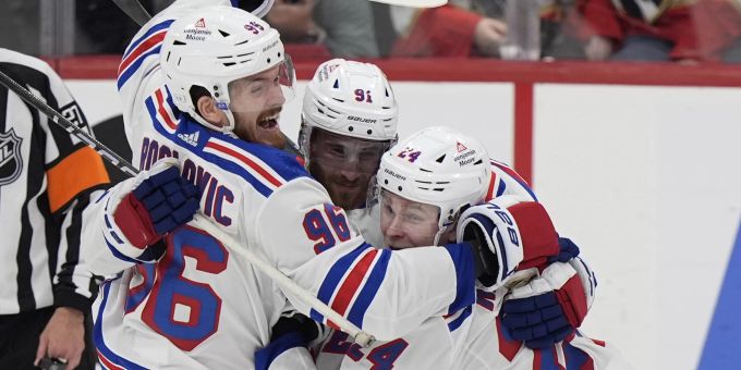 Die New York Rangers feiern in den Playoffs der NHL einen Auswärtssieg. NHL
