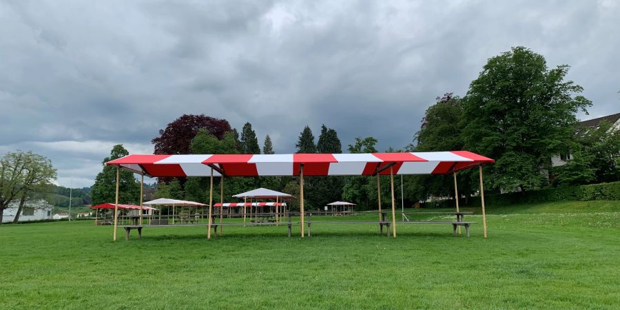 Zelt auf einer Wiese