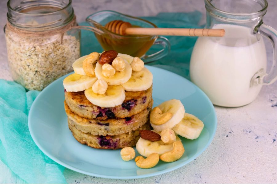 Teller mit Haferflocken-Bananen-Pancakes