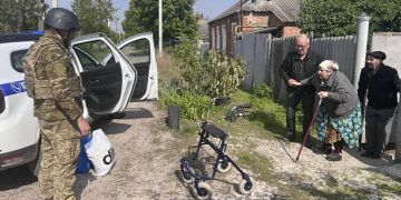 Evakuierung Ukraine Frau Soldat