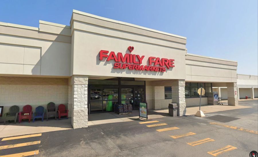 Der Supermarkt im Bundesstaat Michigan hat die 34-Jährige mit der Hilfe von Handwerken entdeckt, die Arbeiten auf dem Dach durchführen sollten.