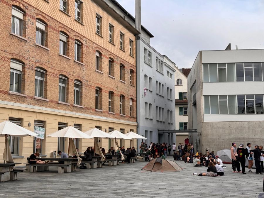 Die Universität Bern toleriere die unbewilligte Demonstration vorerst, sagt die Kantonspolizei Bern.