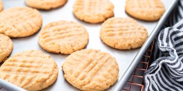 Knusprige Erdnussbutterkekse duften nicht nur verführerisch und schmecken lecker. Sie sind auch fix zubereitet.