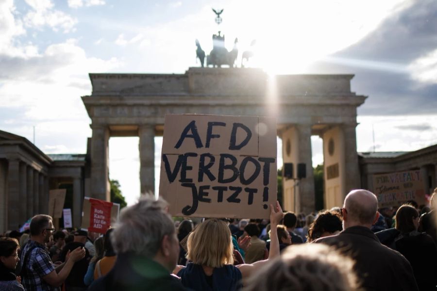 Auch die Abneigung gegenüber der rechten Partei wächst: Während sie im Januar 56 Prozent für unwählbar hielten, sind es heute 57 Prozent.