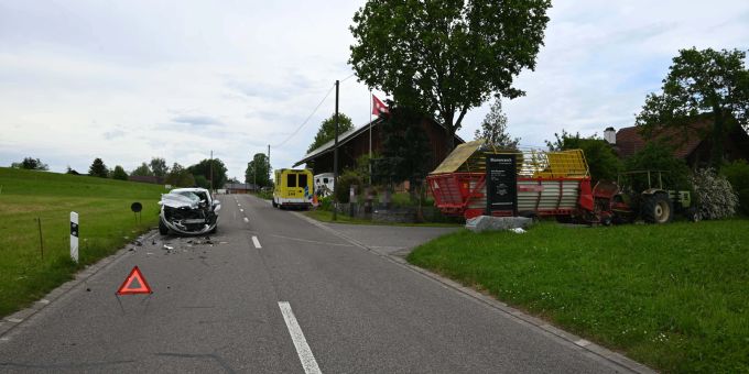 Niederbüren: Unfall zwischen Auto und Traktor. Niederbüren: Unfall