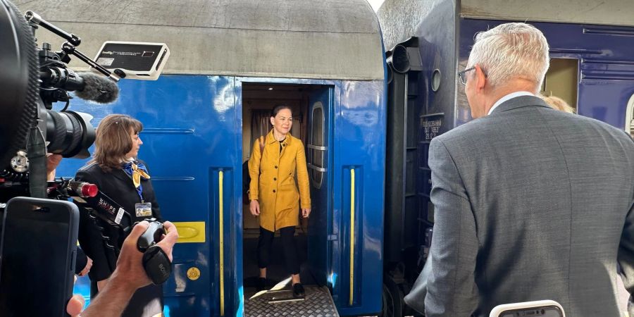 Aussenministerin Annalena Baerbock wird bei der Ankunft am Bahnhof Kiew vom deutschen Botschafter Martin Jäger und einer Vertreterin des ukrainischen Protokolls empfangen.