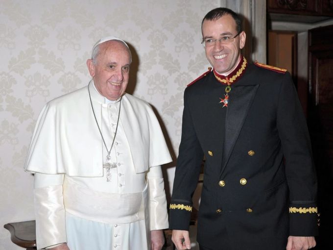 Anrig zusammen mit dem Papst im Jahr 2015. anrig papst kettensäge