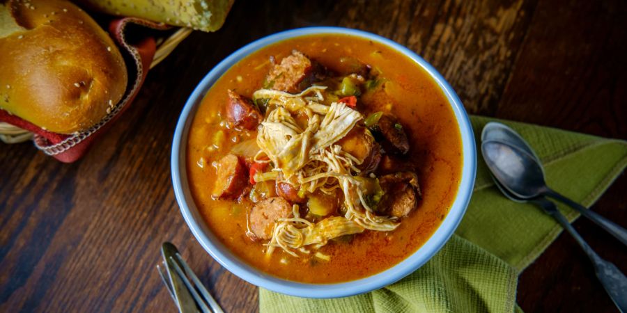 Kreol-Eintopf mit Huhn und Wurst, Gumbo mit frischem Krustenbrot.