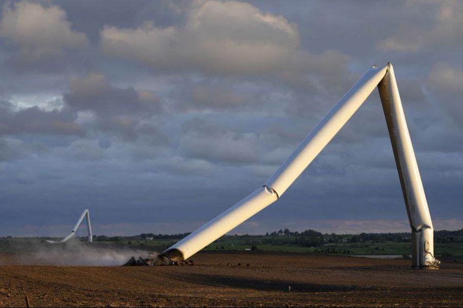 In der Nähe der Stadt sind auch 75 Meter hohe Windkraftanlagen umgestürzt.