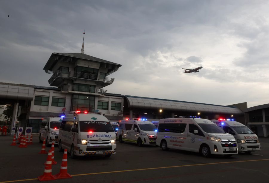 Dutzende Menschen erlitten dabei Verletzungen, über 70 wurden nach der Notlandung in Bangkok in ein Spital gebracht.