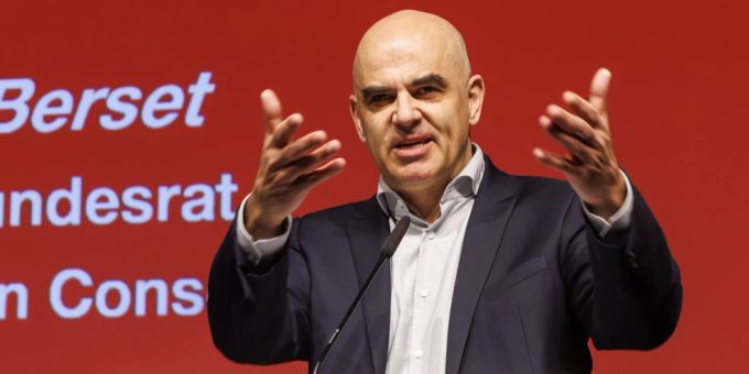Alt Bundesrat Alain Berset spricht zu den SP-Delegierten nach seinem Rücktritt aus dem Bundesrat, am 24. Februar 2024 in Genf. Alain Berset