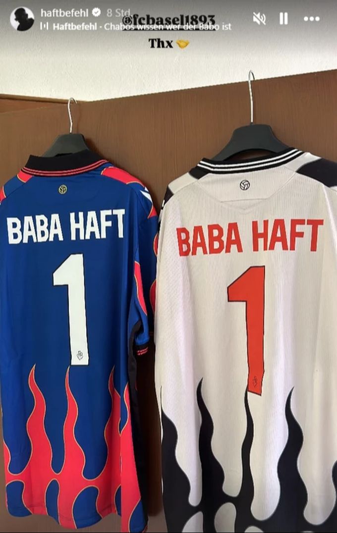 Rapper Haftbefehel präsentiert stolz seine zwei FCB-Trikots. FC Basel