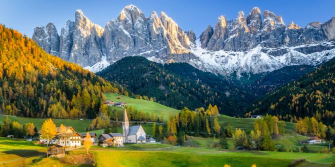 Dolomiten Naturlandschaft Kirche Häuser