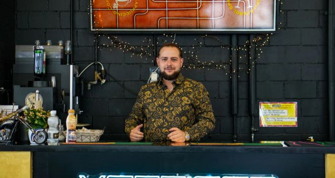 Joshua Vettiger ist Inhaber und Geschäftsführer der Vettiger Automobile AG. Vettiger