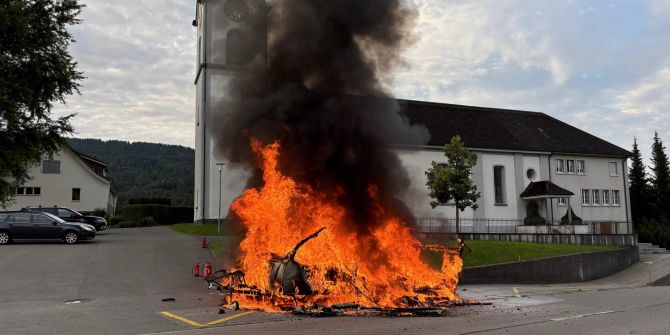 Wohnwagen in Vollbrand.