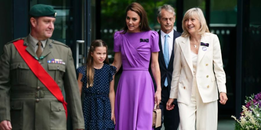 Hier kommt die Prinzessin mit ihrer Tochter in Wimbledon an.