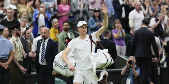 Jannik Sinner muss in Wimbledon in diesem Jahr schon nach dem Viertelfinal endgültig die Tasche packen. Jannik Sinner Wimbledon