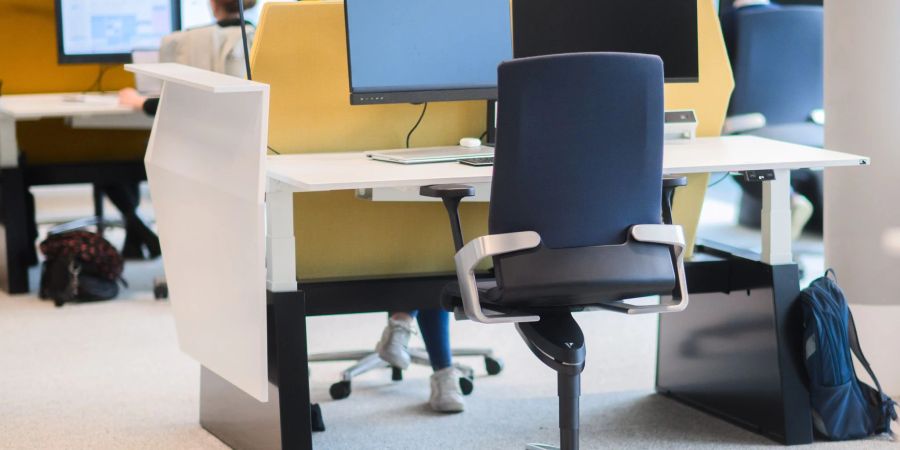 Rückenlehne frei pendeln lassen und Sitzposition variieren: Dynamisches Sitzen und regelmässige Bewegung im Büroalltag helfen, Beschwerden vorzubeugen.