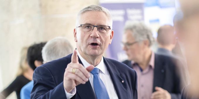 Mit einem mithilfe von KI erstellten Video sorgte Nationalrat Andreas Glarner für eine Kontroverse. glarner