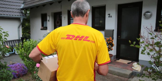 Die DHL will so viele Pakete wie möglich abliefern. Gewisse Gebäude hätten sie aber komplett gemieden, sagt ein ehemaliger Bote. (Symbolbild) DHL
