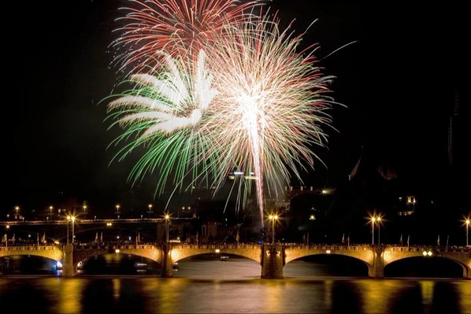 Das grosse Feuerwerk über dem Rhein findet am 31. Juli um 23 Uhr statt. (Archivbild) Feuerwerk Basel Rhein Nationalfeiertag