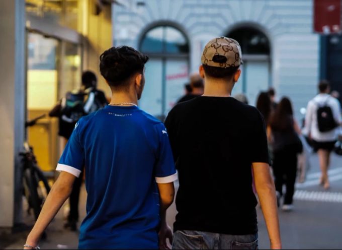 Junge Männer sind in der Gruppe unterwegs. tsüri ch