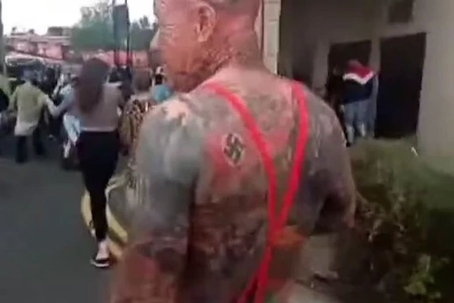 In der Stadt Middlesbrough war ein Mann zu sehen, der sein Hakenkreuz-Tattoo zur Schau stellte.