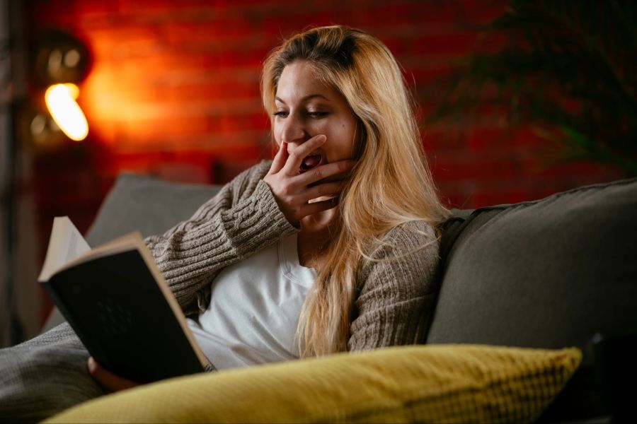 Frau Buch lesen Gähnen