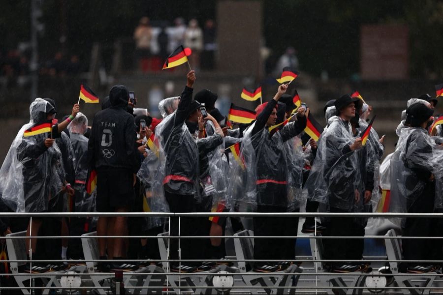 Sicherheitskräfte scheuchten Athleten, die im Boot Schutz vor dem Regen suchten, wurden wieder nach oben gescheucht.