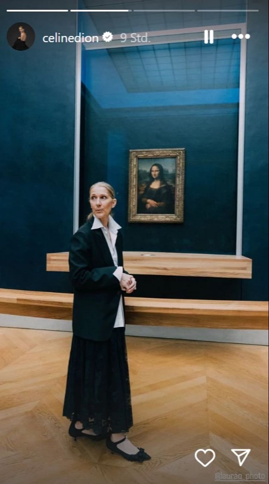 Céline Dion vor der Mona Lisa in Paris.