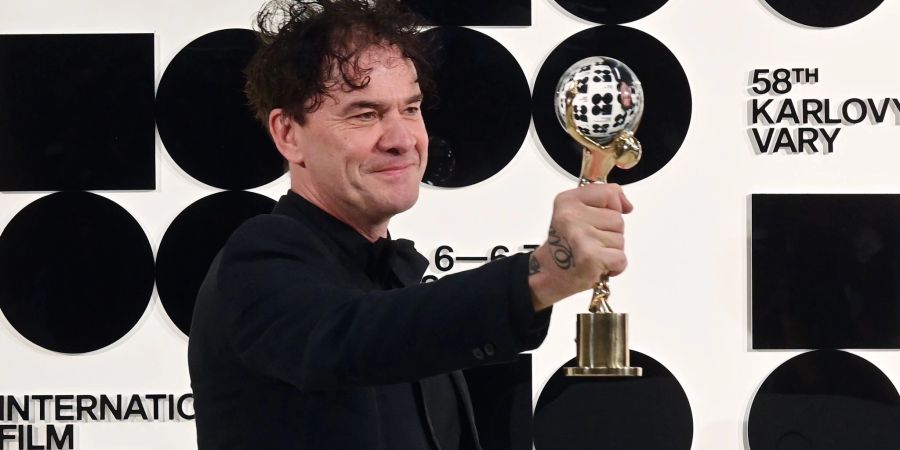 Der Regisseur Mark Cousins freut sich in Karlsbad riesig über den Hauptpreis, den Kristallglobus.