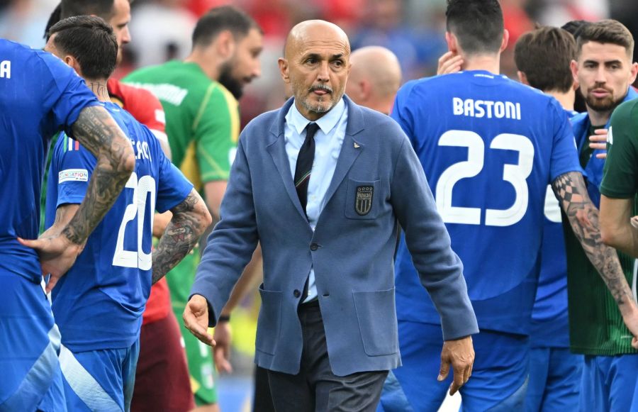 Italiens Nationaltrainer Luciano Spalletti hat die Verantwortung für die schwache Leistung und das frühe EM-Aus des amtierenden Europameisters Italien übernommen und Gespräche mit dem Verband angekündigt.