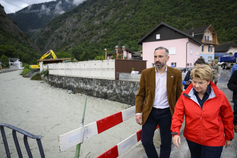 Hier ist die Bundespräsidentin (rechts) mit dem Walliser Staatsrat Frederic Favre (links) zu sehen.