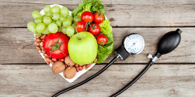 Stockfotografie Gemüse, Obst und Blutdruckmessgerät.