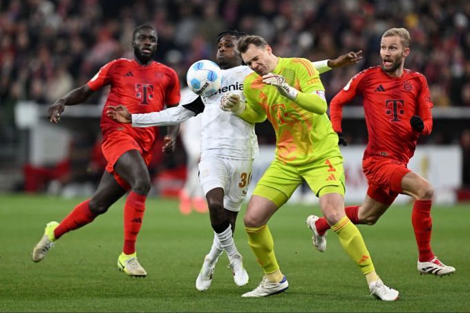 Für diesen Check an Jeremie Frimpong fliegt Manuel Neuer vom Platz. Manuel Neuer